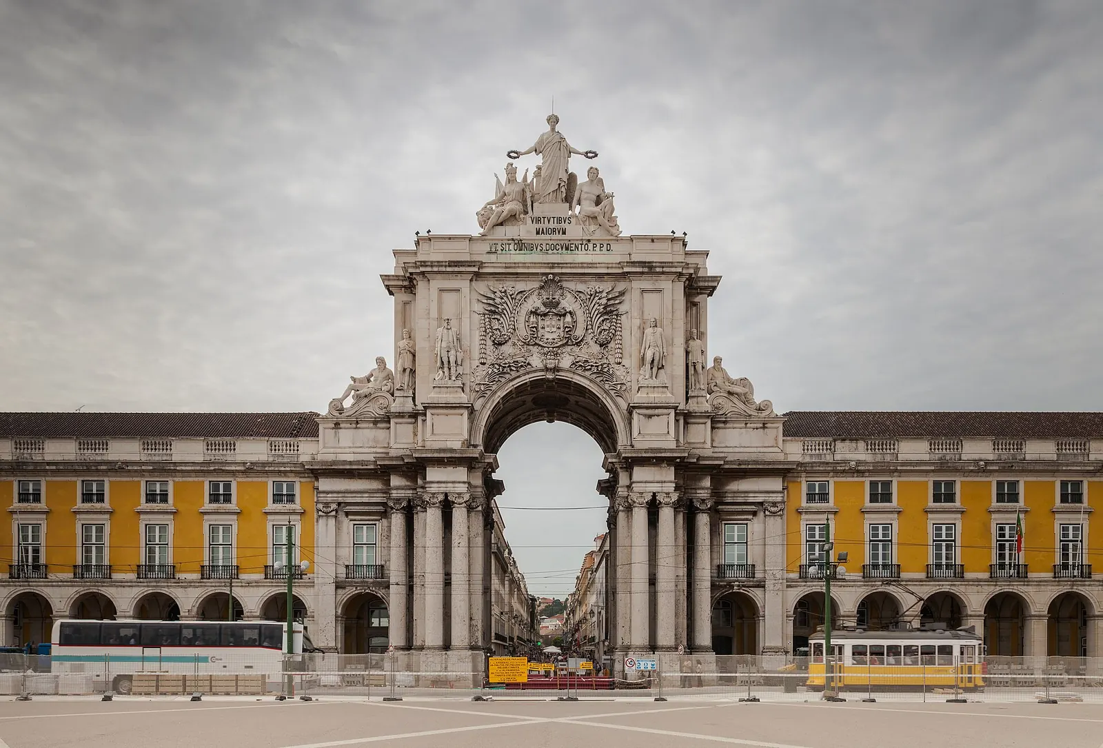 Rua-Augusta-Bogen und eine Straßenbahn in Lissabon