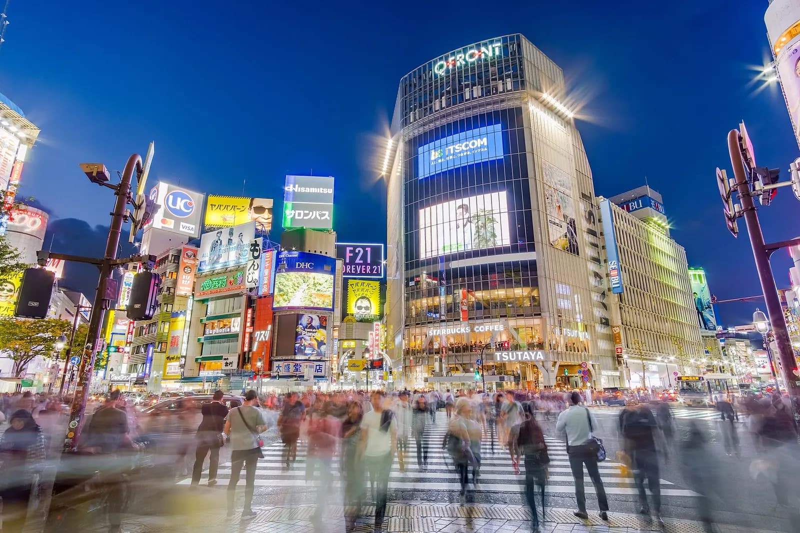 Skrzyżowanie Shibuya nocą