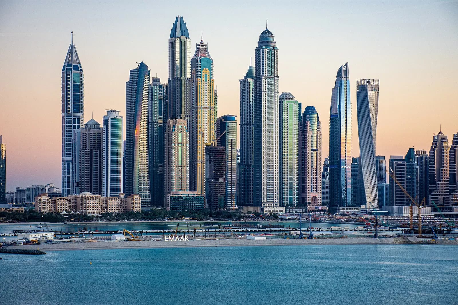 Skyline der Dubai Marina in der Abenddämmerung