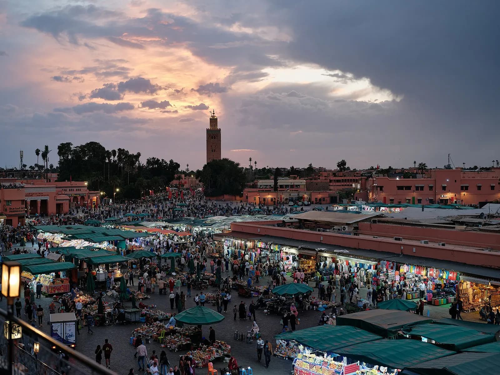 Der Platz Jemaa el-Fnaa bei Sonnenuntergang