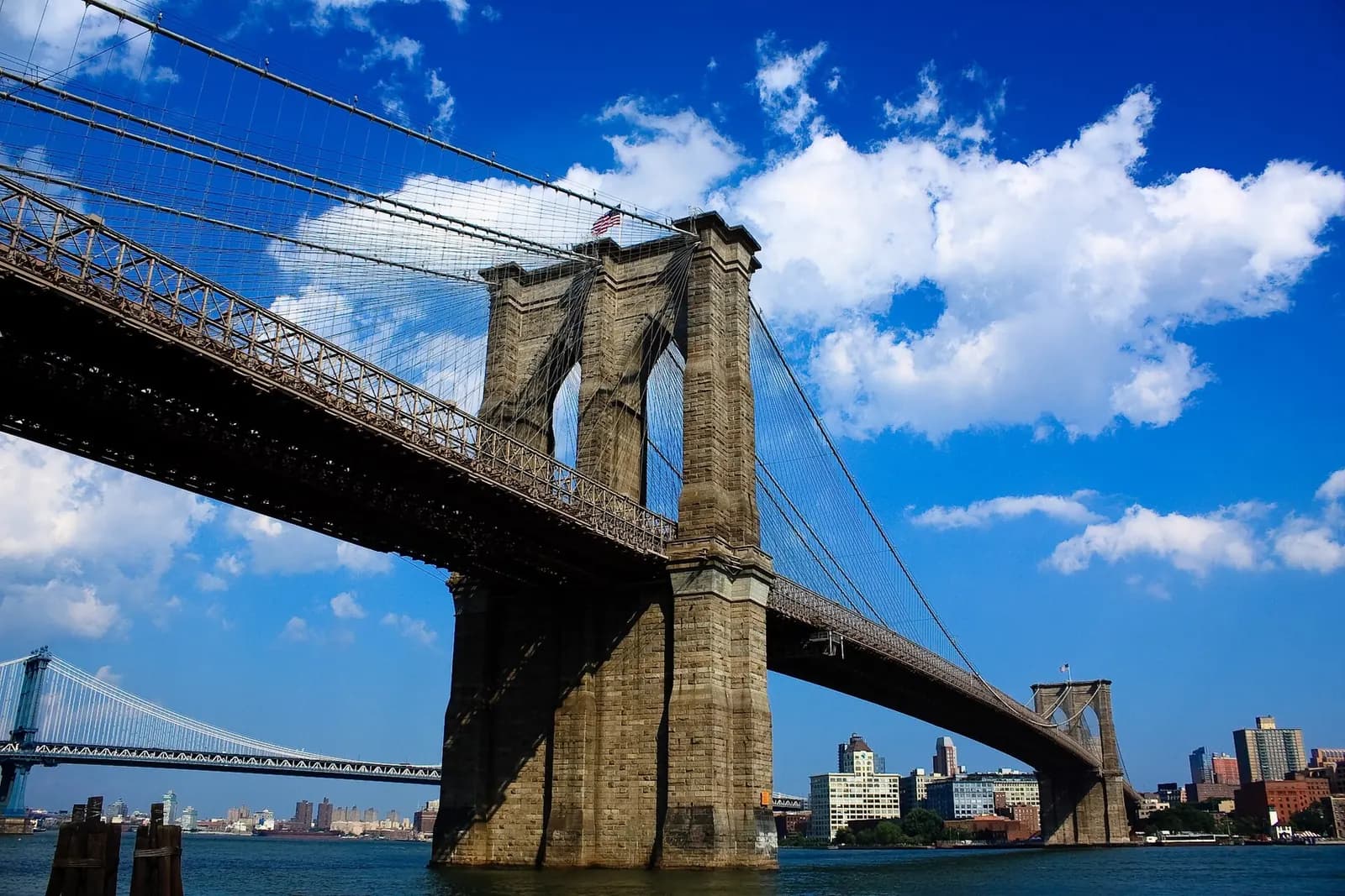Most Brookliński na tle Manhattanu