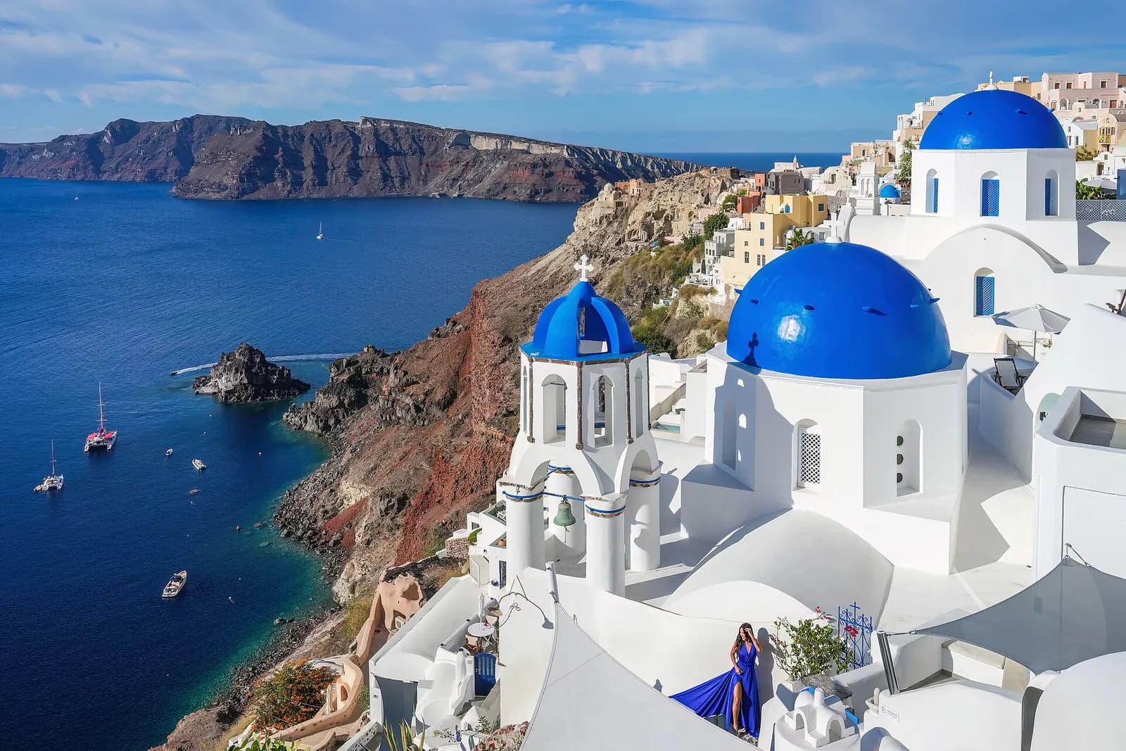 Trzy niebieskie kopuły w Oi na Santorini
